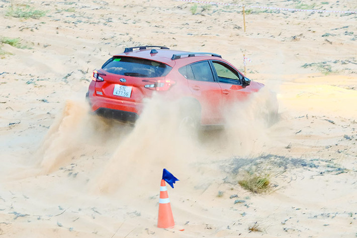 Với địa hình off-road nhẹ dạng sỏi đá hoặc đường cát có độ mềm ở mức vừa phải, Subaru Crosstrek đem tới cảm giác lái khá thú vị. Người lái có thể tự tin chạy xe ở tốc độ cao, mà không cần lo lắng đến sự xóc nảy, do hệ thống treo có khả năng hấp thụ dao động tốt và dập tắt dao động nhanh. Ở những khúc cua gắt trên đường nhựa, hệ dẫn động SAWD và vô-lăng có độ chính xác khi đánh lái giúp xe duy trì độ bám tốt.