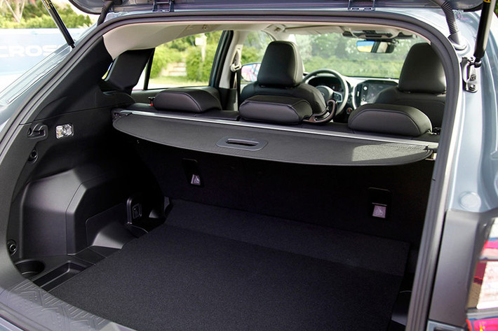 Ở phiên bản e-Boxer, xe vẫn sử dụng khối động cơ 2.0L như trên nhưng kết hợp thêm một mô-tơ điện có thông số kỹ thuật là 16,5 mã lực và 66 Nm. Do kết cấu mild-hybrid, mô-tơ điện có nhiệm vụ chính là bổ trợ khả năng tăng tốc cho động cơ xăng. Xe vẫn có chế độ lái thuần điện (EV Mode), chủ đông kích hoạt ở vận tốc dưới 60 km/h và pin đầy. Tuy nhiên, quãng đường di chuyển không nhiều như thuần hybrid.