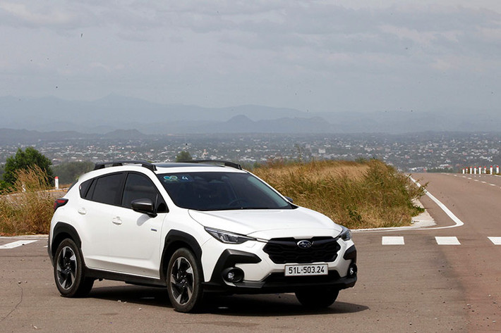 Điểm chung của 2 phiên bản của Crosstrek là vô-lăng có trợ lực điện và hệ thống treo độc lập 4 bánh. Về trải nghiệm thực tế, vô-lăng của Subaru Crosstrek khá nhẹ nhàng, không đem lại cảm giác thể thao kiểu xiết, nhưng rất ổn định và thật tay khi vận hành. Thiết kế này sẽ phù hợp với việc đi phố khi người dùng cần một mẫu xe lái nhàn nhã, hoặc off-road khi cần đánh lái nhanh để xử lý tình huống gấp.