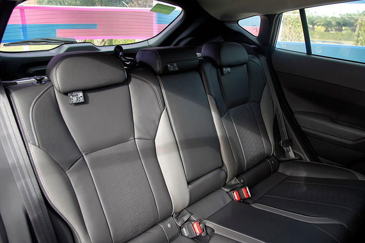 Trải nghiệm thực tế với phiên bản này trên đường cao tốc, những nước ga đầu của xe khá thoáng. Tuy nhiên, dải tua tầm trung không thực sự cảm xúc, do hộp số giữ tua ở mức 3.000 vòng/phút khi vận hành ở chế độ lái Intelligent (Thông minh). Kể cả khi đạp kịch chân ga, xe có độ trễ trước khi vòng tua được đẩy lên cao, sức kéo ở giai đoạn đó không mạnh, lên khá từ từ.