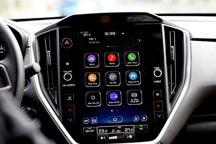 Về trải nghiệm Subaru Crosstrek 2024, khi ngồi hàng ghế đầu có thiết kế khá ôm người, phần đệm đủ dày để đảm bảo sự êm ái khi đi xa. Tuy nhiên, khoảng trần của xe bị giới hạn, do chiều cao đạt 1.600 mm nhưng khoảng sáng gầm lại lên tới 220 mm. Ở hàng ghế thứ 2, khi trần xe vuốt nhẹ về phía sau thì người dùng cao khoảng 1m8 sẽ cảm thấy không thoải mái khi ngồi, bù lại khoảng để chân tương đối rộng rãi.