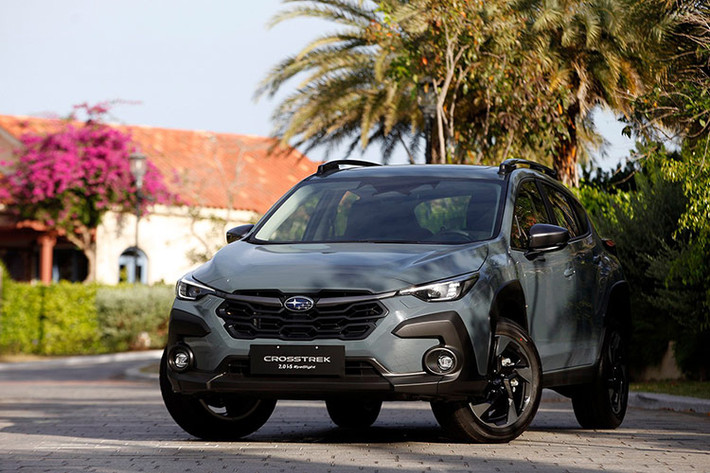 Subaru Crosstrek 2024 mới được định vị ở phân khúc SUV cỡ B+ với chiều dài, chiều rộng và chiều cao lần lượt là 4.480 mm, 1.800 mm và 1.600 mm. So với đối thủ trực tiếp là Toyota Corolla Cross, Crosstrek dài hơn nhưng hẹp về bề ngang và thấp hơn một chút. Tuy nhiên, vóc dáng tổng thể của mẫu xe này khá khỏe khoắn khi phần mui xe được làm dài, kính lái vuốt về phía sau nhiều hơn.