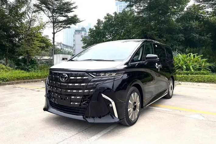 Toyota Alphard xếp thứ 3 với 6 xe bán ra, giảm 15 xe so với lượng xe bán được trong tháng 12/2023. Tại Việt Nam, Toyota Alphard khá được ưa chuộng và được gọi với biệt danh "Chuyên cơ mặt đất". Do là dòng sản phẩm cao cấp của Toyota (giá dao động từ 4,370 - 4,475 tỷ đồng) nên Alphard khó tiếp cận khách hàng.