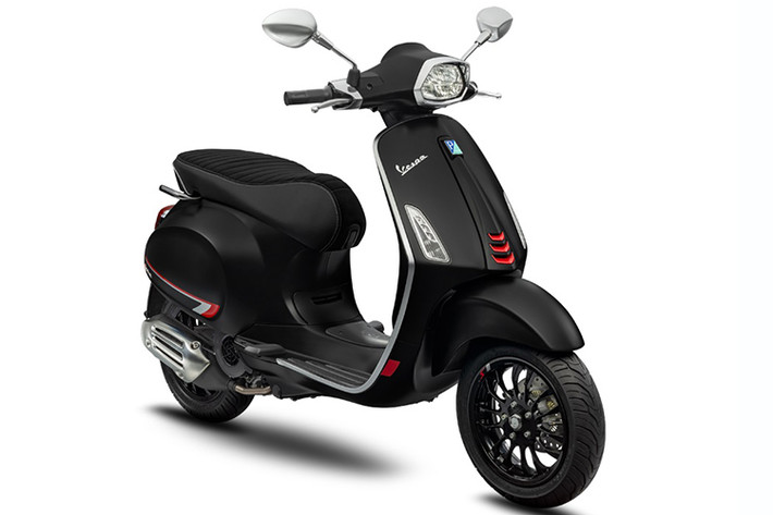Giá xe Vespa Sprint S 150 có mức bán đề xuất chính hãng là 89,9 triệu đồng và được sản xuất trong nước, mức giá này cao hơn 12,4 triệu so với bản Sprint S 125. Mẫu xe tay ga Italy sẽ cạnh tranh với Honda SH 150i giá 87,99 đến 95,99 triệu đồng.
