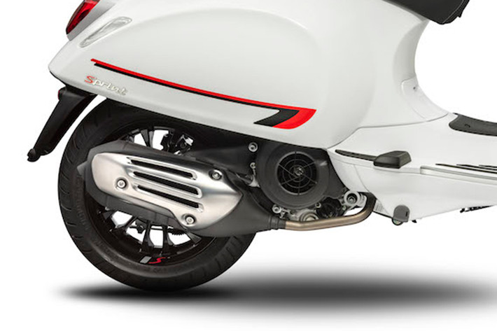 Phiên bản Sprint S 150 tiếp tục được trang bị cổng sạc USB tiện nghi ở cốp trước cùng hệ thống chống bó cứng phanh ABS cho bánh trước để tăng tính tiện nghi và an toàn cho người sử dụng. 