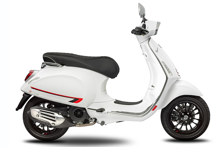 Về mặt thiết kế, Vespa Sprint S 150 2020 mới có ngoại hình giống các model Sprint S 125. Xe có 2 tùy chọn màu sơn là trắng hoặc đen. Đi kèm đó là các chi tiết màu đỏ tạo điểm nhấn ở hốc còi, tem trang trí thân xe, logo S trên bánh xe và lò xo phía sau.