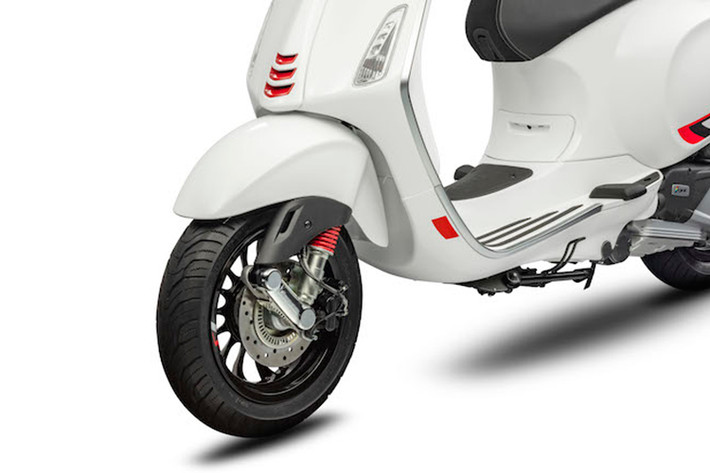 Các thông số của mẫu xe ga Vespa Sprint S 150 mới sẽ gồm có chiều dài 1.863 mm, chiều rộng 695 mm chiều dài cơ sở 1.334 mm và chiều cao yên 790 mm. Ngoài ra, bình xăng có dung tích 7 lít.