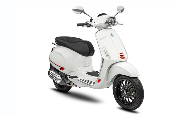 Trong thời gian gần đây, Vespa đang liên tục cho ra mắt các phiên bản mới của các dòng xe Vespa Primavera, Vespa GTS. Mới đây nhất, mẫu xe ga Vespa Sprint 2020 thời trang dành cho phái mạnh cũng đã được bổ sung thêm phiên bản S mạnh mẽ hơn với động cơ iGet 150cc.