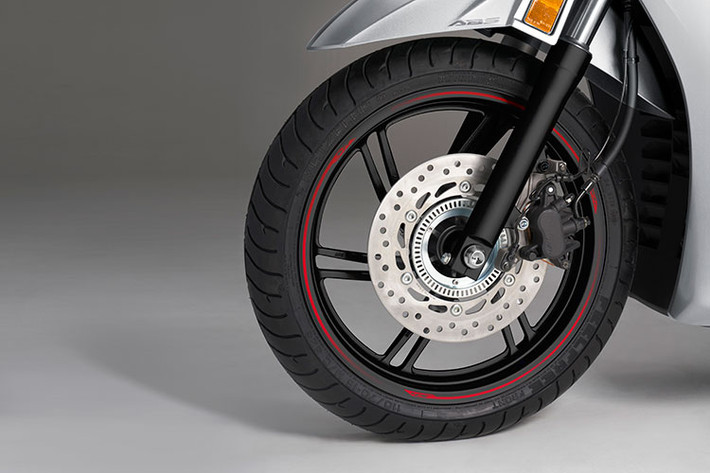 Hệ thống treo trước có phuộc ống lồng đường kính 35 mm và giảm xóc đôi phía sau với cánh tay đòn bằng nhôm đúc liên kết Oleo-Link dưới động cơ. Lốp xe có kích thước 110/70-16 ở phía trước và 130/70R16 ở phía sau, hệ thống phanh ABS hai kênh là tiêu chuẩn trên phanh đĩa đơn 256 mm ở phía trước và 240 mm ở phía sau, kết hợp với bộ vành 16 inch, tối ưu sự cân bằng, độ chắc chắn và sự linh hoạt khi di chuyển với tốc độ cao.