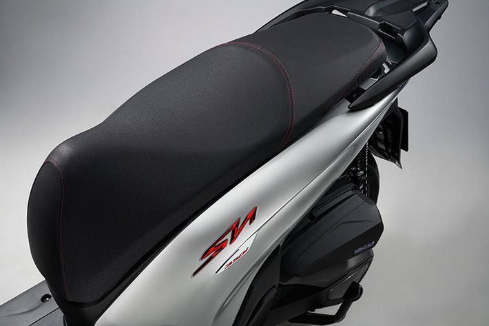 Theo HVN cho hay, một trong những điểm nhấn của diện mạo Honda SH350i hoàn toàn mới đó chính là bộ khung sườn được thiết kế mới với các chất liệu được lựa chọn kỹ lưỡng, nhằm đạt được sự yên tâm và thoải mái trong tư thế lái của khách hàng.