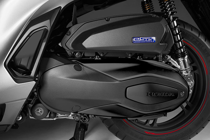 Honda SH350i vẫn dùng kiểu động cơ cũ, nhưng được nâng dung tích thêm 51 phân khối. Từ đó kéo theo tăng công suất máy từ 25,2 mã lực tại 7.500 v/ph và 25,5 Nm mô-men xoắn tại 5.000 v/ph trước đó, lên thành 29,3 mã lực tại tua máy 7.000 vòng/phút và 35 Nm từ 5.250 vòng/phút. Thân bướm ga tăng từ 34 lên 36 mm, các van cũng tăng từ 27 lên 28 mm, các ống hút và ống xả đã được sửa đổi hoàn toàn.