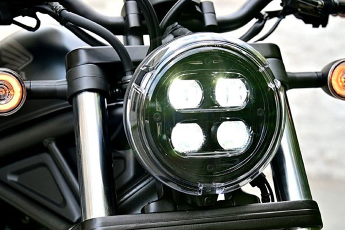 Để nhắc lại, E-Clutch trên Honda Rebel 300 cho phép người dùng chạy xe mà không cần bóp côn. Hệ thống này có thể hoạt động ở mọi cấp số, khác với quickshift vẫn đòi hỏi người lái phải cắt côn ở số 1.