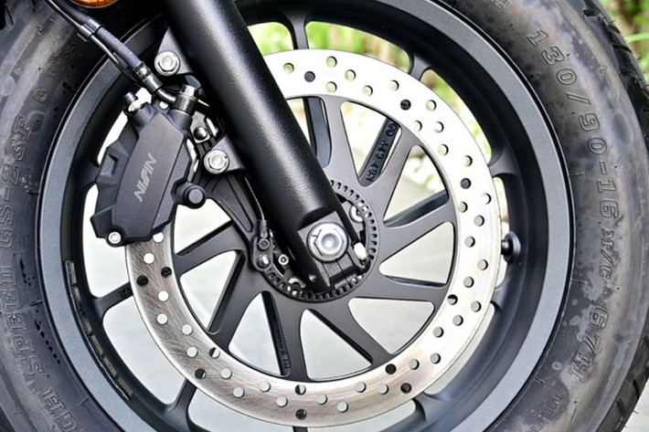 Honda Rebel 300 E-Clutch dùng động cơ xy-lanh đơn 286cc làm mát bằng dung dịch, chia sẻ từ CBR300R, cho công suất 30,4 mã lực tại 8.500 vòng/phút và mô-men xoắn 27 Nm tại 7.750 vòng/phút.