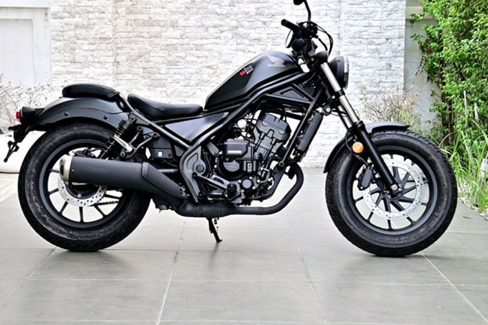 Mẫu xe môtô Honda Rebel 300 E-Clutch được nâng cấp hệ thống treo, ly hợp, cụm đồng hồ và đèn chiếu sáng. Tuy nhiên, khung sườn và các linh kiện chính của xe vẫn kế thừa từ thế hệ trước.