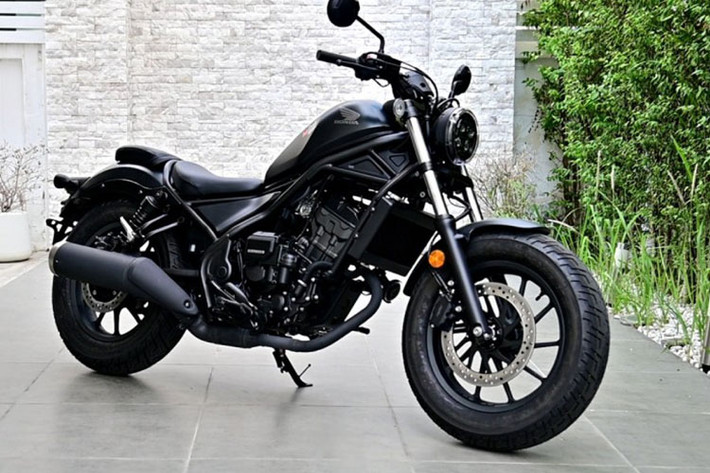 Honda Rebel 300 là một trong những mẫu môtô hành trình (cruiser) bán chạy hàng đầu. Mới đây phiên bản Honda Rebel 300 E-Clutch 2025 mới đã chính thức được trình làng.