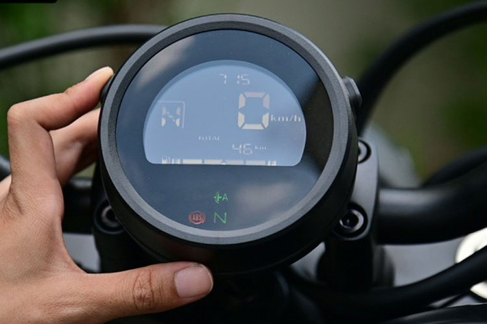 Khi phải giảm tốc độ hoặc dừng xe, hệ thống này sẽ giúp động cơ không bị tắt. Điều đó khiến việc điều khiển xe có E-Clutch trở nên dễ dàng và với các tay lái kinh nghiệm, họ vẫn có thể sử dụng tay côn.