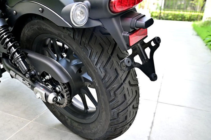 Hệ thống Honda E-Clutch lần đầu tiên được trang bị trên các mẫu xe động cơ 4 xi-lanh cỡ trung CBR650R và CB650R. Nhưng khá ngạc nhiên khi thay vì các dòng 500cc, Honda đã quyết định đưa nó xuống trước cho loạt xe 300cc của mình.