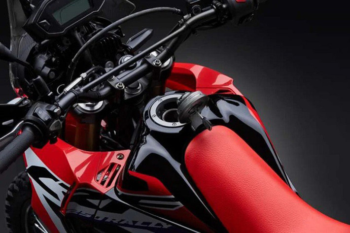 Xe cũng được trang bị bình xăng dung tích 12 lít giúp cung cấp đủ năng lượng cho những hành trình vượt rừng và địa hình tối ưu hơn.