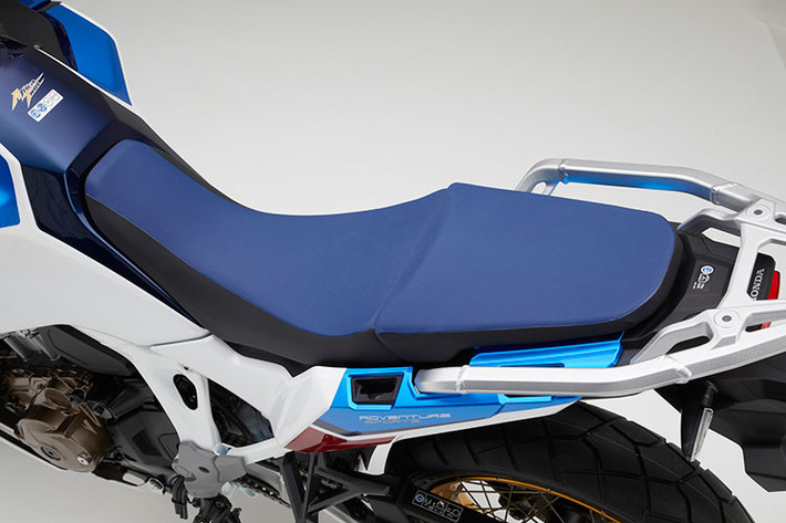 Yên xe điều chỉnh được độ cao linh hoạt trong khoảng 850-870mm với tay lái được bố trí cao hơn 22,5mm so với phiên bản tiền nhiệm. Khung xe tiếp tục sở hữu phần khung phụ bằng nhôm có thể tách rời thay vì hàn cố định cùng nhau. Càng sau dựa trên thiết kế của mẫu cào cào chuyên nghiệp CRF450R mang lại khả năng bám đường vượt trội cho bánh sau và cải thiện phản hồi cho người lái.