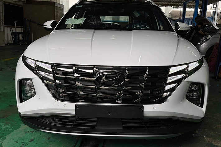 Trước đó, những thông tin về mẫu xe SUV Hyundai Tucson 2022 cũng đã thường xuyên xuất hiện trên nhiều hội nhóm. Được biết, mẫu xe mới này sẽ lắp ráp trong nước với 4 phiên bản cùng những thay đổi, cải tiến so với đời cũ. Về ngoại thất, Tucson 2022 trông trẻ trung hơn khi trang bị lưới tản nhiệt họa tiết hình khối kết hợp đèn định vị ban ngày.