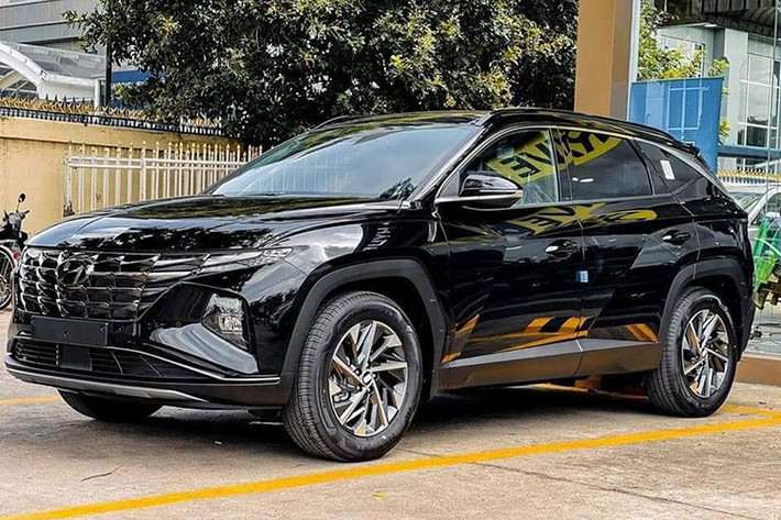 Giá xe Hyundai Tucson 2022 bản 2.0 Tiêu chuẩn dự kiến là 825 triệu đồng, bản 2.0 Xăng Đặc biệt 925 triệu đồng, 2.0 Dầu Đặc biệt là 1,03 tỷ đồng và 1.6 Turbo giá 1,02 tỷ đồng. Như vậy, giá xe Hyundai Tucson 2022 đã tăng cao nhất 90 triệu đồng so với bản hiện hành.