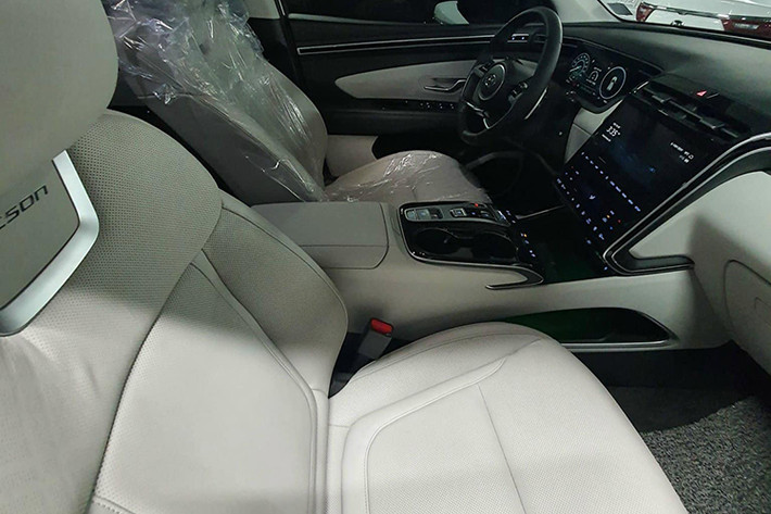 Hyundai Tucson 2.0 Xăng Tiêu chuẩn, xe được bổ sung túi khí, phanh tay điện tử và cảnh báo áp suất lốp. Bản 2.0 Xăng Đặc biệt được nâng cao trang bị tiện nghi với loa Bose, màn hình đa thông tin kỹ thuật số.