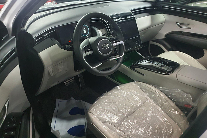 Bên trong khoang lái, Hyundai Tucson đời mới có thiết kế hình cánh cung, điều này giúp không gian xe được mở rộng. So với đời cũ, Tucson 2022 được làm mới hoàn toàn vô-lăng mới, cụm đồng hồ kỹ thuật số và màn hình giải trí bố trí hạ thấp kiểu mới.