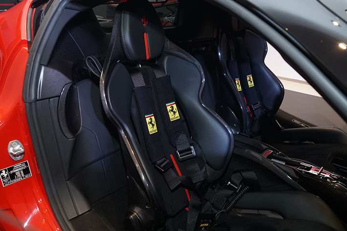 Trên táp-pi cửa phía bên tay phải đặt các nút mở cốp, ổ cắm sạc và nắp nhiên liệu, hệ thống âm thanh của thương hiệu JBL giúp người lái có những phút giây thư giãn đằng sau vô-lăng. Ở khu vực cần số, các nút điều khiển hộp số tự động giờ đây được thiết kế với cơ chế gạt, làm liên tưởng đến cách gạt chuyển số bằng tay mang tính biểu tượng của Ferrari. Xe cũng sở hữu chìa khóa thông minh công nghệ cao...