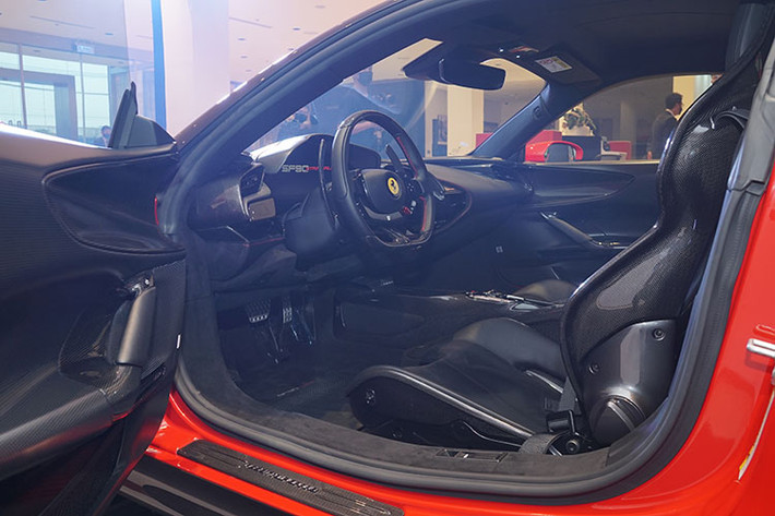 Đặc biệt, chiếc Ferrari SF90 Stradale này sở hữu gói trang bị Assetto Fiorano Package với một số sự thay đổi ở ngoại thất lẫn nội thất. Gói tuỳ chọn này bao gồm một danh sách các nâng cấp độc quyền giúp chiếc SF90 Stradale trở nên độc đáo hơn so với bản tiêu chuẩn, đầu tiên là bộ giảm xóc Multimatic lấy cảm hứng từ những trải nghiệm đua xe GT của thương hiệu Ferrari và được tối ưu hóa để sử dụng trên đường đua.