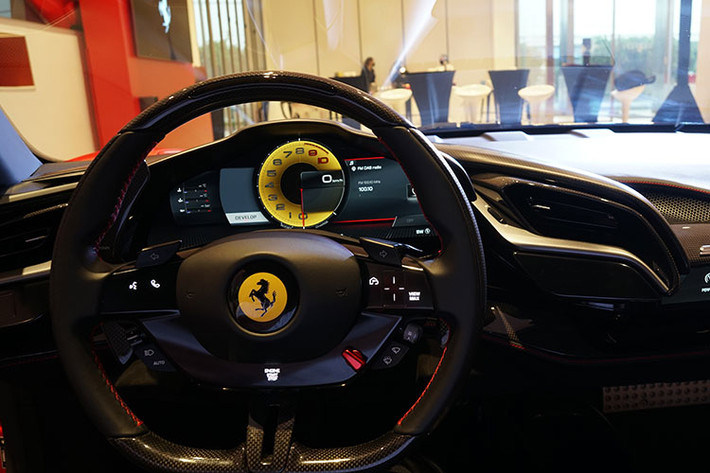 Ngoài ra, việc sử dụng các vật liệu có độ bền cao như sợi carbon và titanium giúp giảm hơn 30 kg so với một chiếc SF90 Stradale thông thường. Một điểm khác biệt nữa là cánh gió sau được làm từ sợi carbon có khả năng tạo ra 390 kg lực ép xuống ở tốc độ 250 km/h. Gói trang bị thể thao Assetto Fiorano còn bao gồm bộ lốp Michelin Pilot Sport Cup 2 được thiết kế để cải thiện khả năng vận hành...