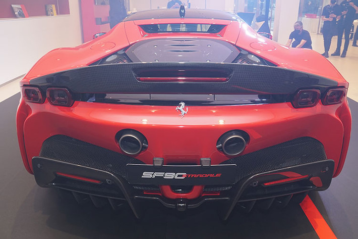 Chiếc Ferrari SF90 Stradale nhập khẩu chính hãng sở hữu hàng loạt các chi tiết làm từ sợi carbon ở cả ngoại thất lẫn nội thất. Cụ thể, hốc hút gió, líp gió trước, ốp sườn xe, cánh chia gió hông, bộ khuếch tán,… đều có cấu tạo từ vật liệu sợi carbon siêu nhẹ. Xe được trang bị hệ thống đèn pha LED Matrix với kiểu dáng thanh mảnh, kính chắn gió cong và cột A mảnh hơn.