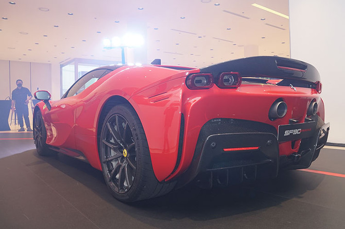 Xe có 4 chế độ lái : eDrive, Hybrid, Performance và Qualify. Ở 2 chế độ đầu, hệ thống hybrid được tối ưu, xe chỉ sử dụng năng lượng từ hệ thống pin lithium-ion trong khoảng cách di chuyển tối đa 25 km với chế độ eDrive và sẽ thay đổi tự động giữa điện – xăng với chế độ lái Hybrid, tùy thuộc vào chân ga cũng như điều kiện di chuyển của xe.