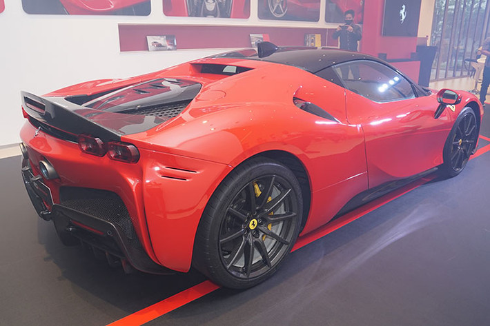 Thế mới thấy "cái giá" của việc không muốn chờ đợi lâu đắt đỏ thế nào, bởi vì để được mua SF90 Stradale rẻ hơn thì khách hàng sẽ phải đợi tới tận cuối năm nay hoặc đầu năm sau mới được bàn giao xe chính hãng. Đại gia Cường Đô la cũng nằm trong số đó, chiếc SF90 Stradale của anh có màu sơn xanh dương, khác hẳn với 2 chiếc đang có mặt tại Việt Nam.