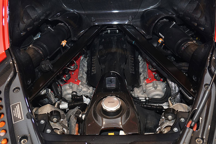 SF90 Stradale là mẫu xe hybrid sản xuất hàng loạt đầu tiên của Ferrari và đại diện cho sự khởi đầu một kỷ nguyên mới trong lịch sử thương hiệu. Xe sở hữu công suất tối đa 1.000 mã lực, hệ dẫn động 4 bánh và hộp số tự động 8 cấp giúp siêu xe tăng tốc: 0-100km/h trong 2,5 giây và 0-200km/h chỉ trong 6,7 giây.