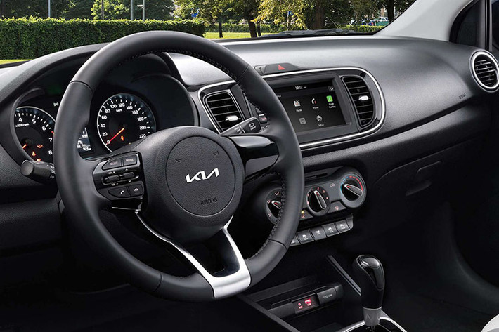  KIA Soluto Tương tự, "đàn em" K5 là Soluto cũng khá chậm thay đổi khi thế hệ mới đã mở bán từ năm 2019 và cập nhật đợt nâng cấp nhẹ trong năm 2021. Trong khi các đối thủ cùng phân khúc sedan cỡ B như Toyota Vios, Honda City hay Hyundai Accent liên tục được cập nhật những đợt nâng cấp lớn hoặc vòng đời mới thì Soluto vẫn miệt mài mở bán mô hình cũ.