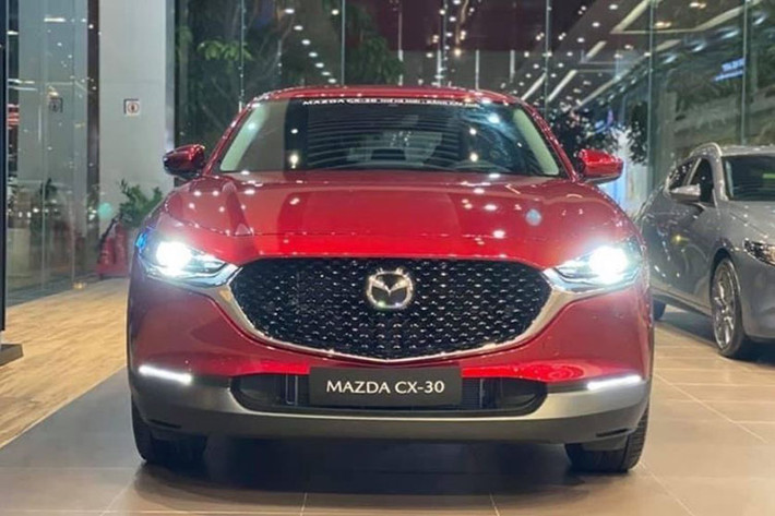  Mazda CX-30 Tháng 4/2021, nhà phân phối Thaco giới thiệu tới người dùng trong nước bộ đôi SUV đô thị Mazda CX-3 và Mazda CX-30. Tháng 12/2023, CX-3 được hãng cập nhật những điểm mới nhất định, trong khi đó, CX-30 đến nay vẫn không có gì thay đổi so với thời điểm mới mở bán.