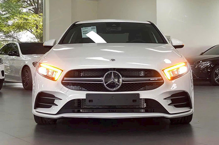 Mức giá ưu đãi Mercedes-AMG A35 khiến nó trở thành mẫu xe hiệu suất cao có giá dễ tiếp cận nhất trên thị trường. Thậm chí, mẫu coupe thể thao Subaru BRZ dù đang được ưu đãi mạnh cũng có giá 1,535 tỷ đồng, vẫn cao hơn so với A35. 