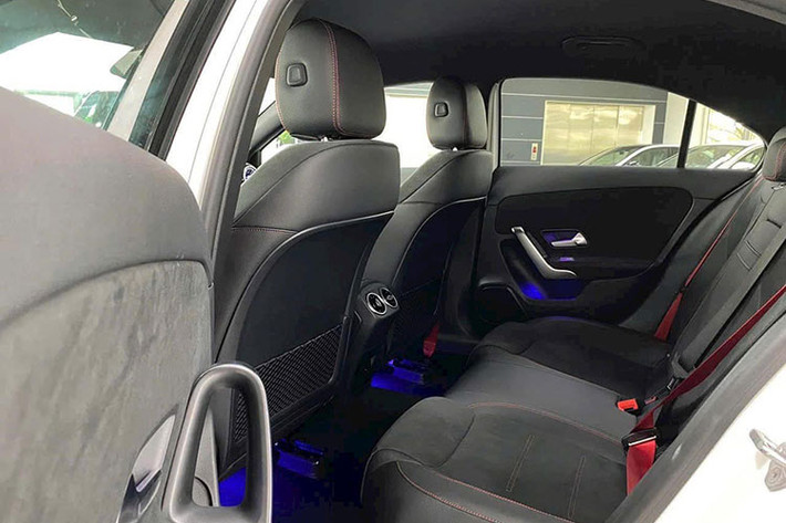 Xe sở hữu khoang hành lý 420 lít, và hàng ghế sau có thể gập lại, được thiết kế cho các công dụng thực tế, cho phép chứa nhiều hành lý hơn, thậm chí cả những vật dụng có kích thước lớn.