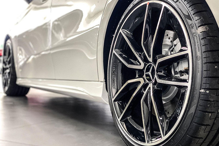 Mercedes-AMG A35 cũng là mẫu xe duy nhất thuộc dòng A-Class đang được phân phối chính hãng tại Việt Nam, không còn phiên bản tiêu chuẩn. Ngoại hình của AMG A35 mang phong cách thể thao đặc trưng với gói thiết kế AMG, bộ mâm 19 inch 5 chấu kép, hệ thống phanh hiệu suất cao và cánh gió nhỏ trên nắp cốp.