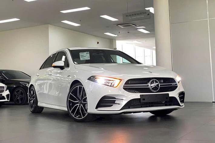 Trước đó, mức giá xe Mercedes-AMG A35 chính hãng tại Việt Nam từng niêm yết lên tới 2,259 tỷ đồng, đồng nghĩa với việc khách hàng hiện có thể tiết kiệm hơn 770 triệu đồng khi mua xe.