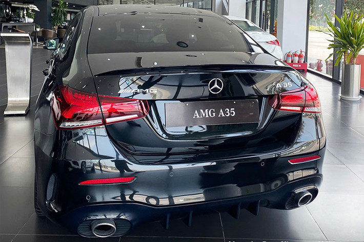 Sở hữu khối động cơ 2.0L tăng áp, Mercedes-AMG A35 có thể tăng tốc từ 0-100 km/h chỉ trong 4,8 giây, mang lại trải nghiệm lái đầy phấn khích.