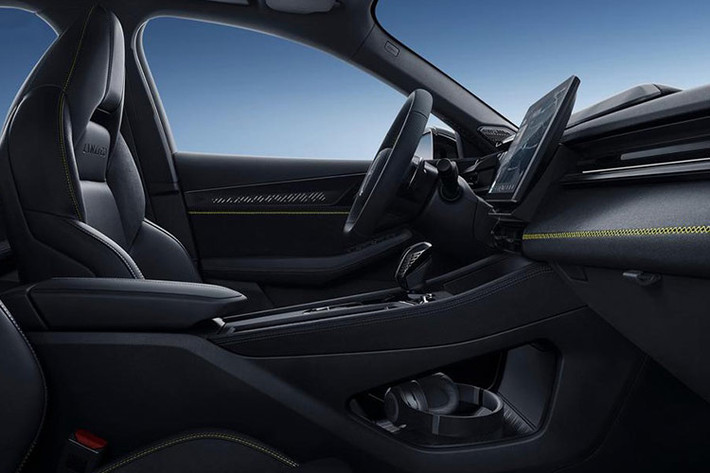 Chất xe đua đường phố của Lynk &amp; Co tiếp tục được thể hiện qua phần vô-lăng với thiết kế vát đáy cùng sự xuất hiện của nút bấm màu đỏ như ngầm khẳng định về sự gia tăng công suất của xe. Các chi tiết chỉ thêu màu vàng càng nhấn mạnh thêm phong cách thể thao cho không gian bên trong của 03+. Ghế xe thiết kế thể thao, ôm người, trong đó ghế lái chỉnh điện 12 hướng, có chức năng thông gió và nhớ vị trí.