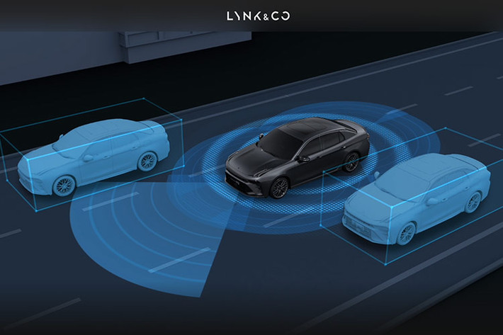 Lynk &amp; Co 03+ được trang bị động cơ tăng áp Drive-E 2.0TD T5 EVO, sinh công suất tối đa là 265ps và mô-men xoắn 380 Nm. Kết nối với đó là hộp số 8 cấp, 5 chế độ lái (ECO/Sports/Comfort/Race/Individual)...