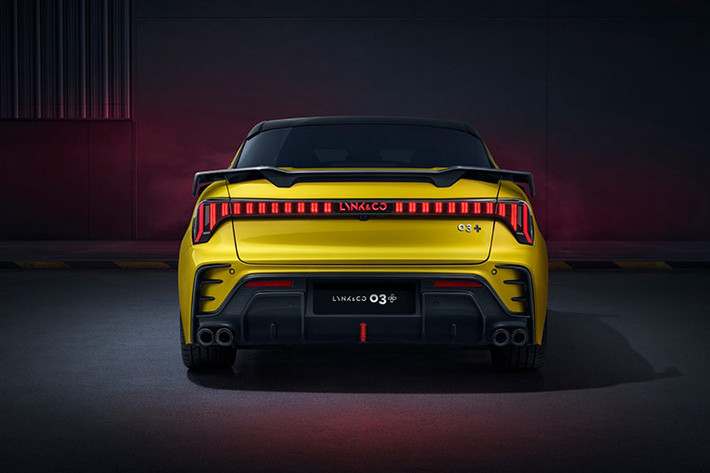 Hệ thống chiếu sáng LED cũng phân 2 tầng độc đáo giống những người anh em Lynk &amp; Co 01, 05 hay 09. Trong đó, đèn ban ngày nằm ngay phía trên nắp ca-pô, tạo hình 2 dải LED mảnh, đặt dọc. Xe sở hữu bộ la-zăng đa chấu 2 tông màu bạc - đen cùng kích thước 19 inch, được ôm trọn bởi bộ lốp 245/35R19...