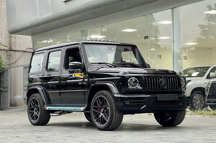 Tại Việt Nam, dòng G-Class được nhập khẩu nguyên chiếc từ Áo nhưng thông báo dừng nhận đơn đặt hàng cũng đã được đăng tải trên trang web chính thức của Mercedes-Benz Việt Nam. Trong năm 2021, Mercedes-Benz G-Class lập kỷ lục mới với 41.174 xe được bàn giao đến tay khách hàng, đây cũng là kết quả tốt nhất kể từ khi mẫu xe này được ra mắt vào năm 1979.