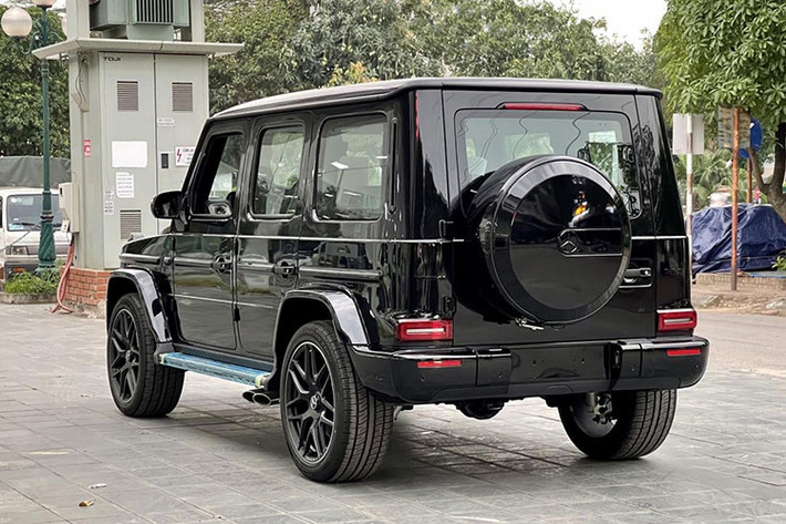 Mercedes-Benz G63 AMG sử dụng động cơ 5,5 lít V8 tăng áp kép cho công suất 544 mã, mô-men xoắn cực đại 760 Nm. Hộp số tự động 7 cấp AMG, hệ dẫn động bốn bánh 4Matic, hệ thống kiểm soát lực kéo và hệ thống khóa vi sai 3 cấp độ. Xe có thể tăng tốc từ 0 - 100 km/h trong 5,4 giây, tốc độ tối đa 210 km/h. 