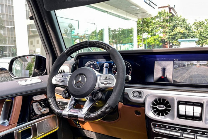 Nội thất của xe được trang bị gói AMG như; ghế ngồi thể thao, cần sang số bọc da sang trọng cùng bảng điều khiển với màn hình hiển thị lớn đáp ứng nhu cầu giải trí và các tính năng off-road. Hàng ghế sau được bọc da cao cấp, thân ghế là các đường gân dập nổi tiện dụng và êm ái cho người dùng.