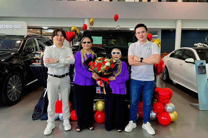 Theo thông tin và hình ảnh chia sẻ trên mạng xã hội vào sáng hôm nay ngày 18/9/2023, hình ảnh là hai cụ bà với trang sức là kính đen kèm những sợi dây chuyền vàng "to đùng" đã có mặt tại showroom Mercedes-Benz chính hãng tại Hà Nội. Tại đây, hai cụ bà tậu xe Mercedes-Benz G63 mới cứng.