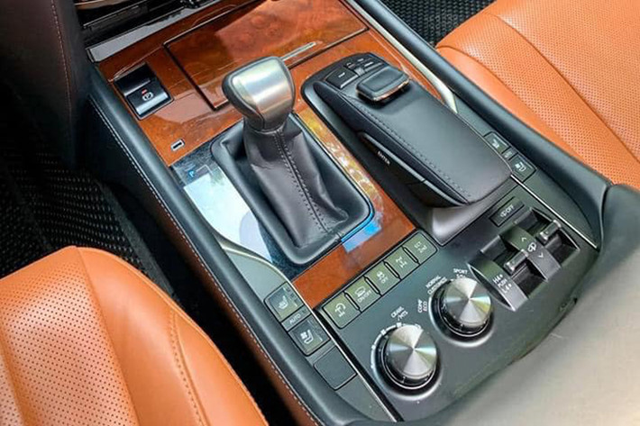 LX570 cũng tích hợp những công nghệ mới, gồm: chế độ lựa chọn đa địa hình, chế độ hỗ trợ vượt địa hình cho phép người lái tập trung vào việc xử lý tay lái ở tốc độ rất thấp trong các điều kiện địa hình khó khăn,... Bên cạnh đó là 10 túi khí SRS tiêu chuẩn, cấu trúc ghế giảm chấn thương cổ WIL cho hàng ghế trước, dây an toàn 3 điểm...