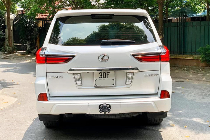 Trên bản Trung Đông có nẹp hông cửa mạ crôm mà trên phiên bản dành cho thị trường Mỹ không có, xe Trung Đông có nẹp nhôm trên mặt bệ cốp. Lexus LX 570 đời 2016 cũng có kính thước nhỉnh hơn đàn anh khoảng 60 mm. Xe được trang bị gương chiếu hậu chống chói, sấy và tự động cụp khi lùi xe được tích hợp đèn báo rẽ LED, camera, đèn soi chân LED, chức năng nhớ vị trí và hiển thị chức năng cảnh báo điểm mù BSM.